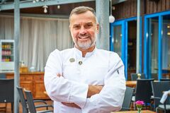 Červen na talíři: chřest, mladé zelí nebo dravé ryby. Inspirujte se šéfkuchařem z Hliněné bašty Červen na talíři: chřest, mladé zelí nebo dravé ryby. Inspirujte se šéfkuchařem z Hliněné bašty